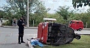 Mototaxi volteado y motociclista lesionado tras choque en Ciudad Caucel