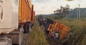 Se desprende remolque y termina en volcadura en la Tenabo-Tinum