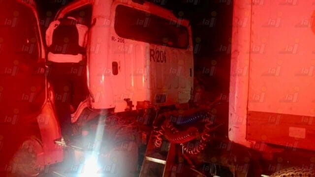 Asisten al chofer de un camión por una fractura en el Periférico