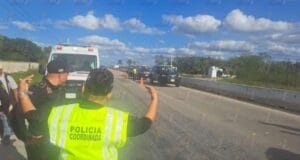 Automóvil causa choque por 'llegue' a taxi en la Mérida-Motul