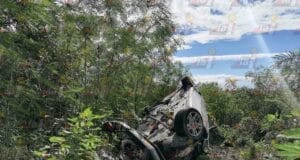 Automóvil de lujo termina en volcadura en la Mérida-Motul