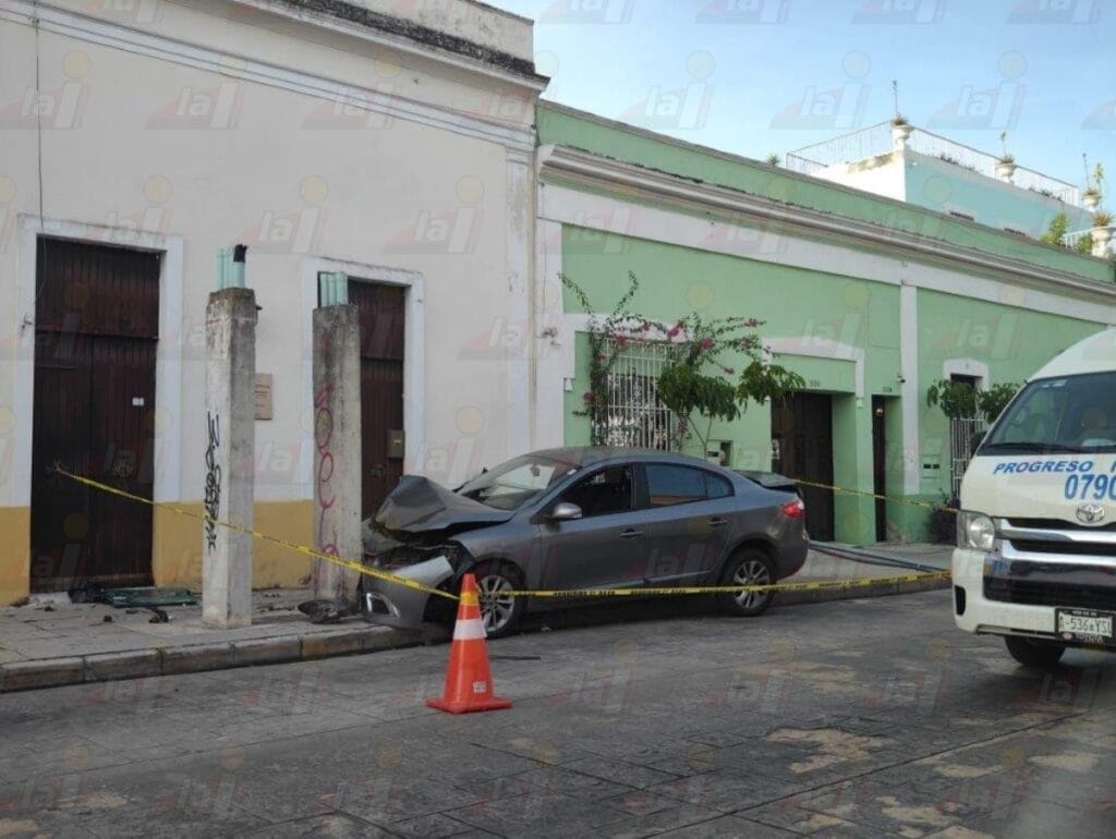 Automóvil tumba un transformador en el barrio de Santiago