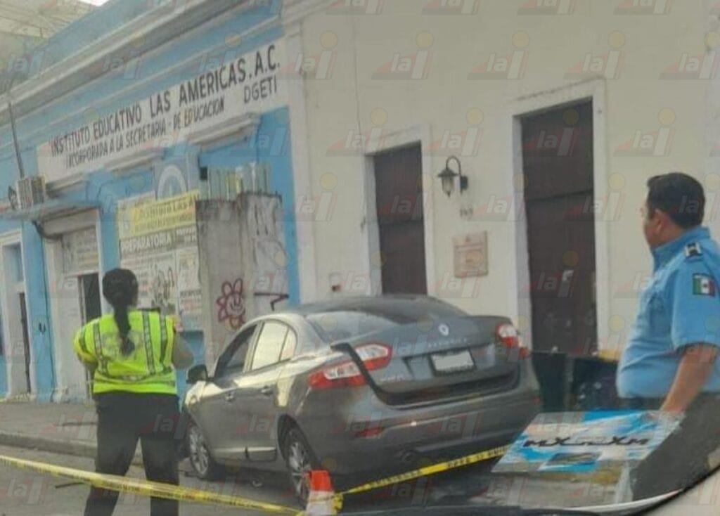 Automóvil tumba un transformador en el barrio de Santiago