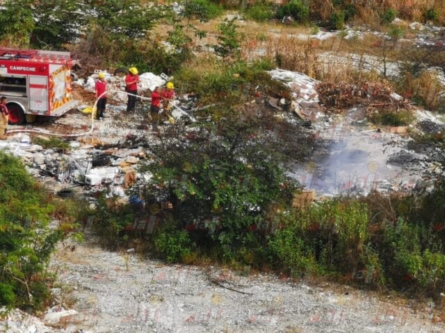Autoridades apagan incendio en basurero clandestino en Campeche