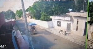 Bache ocasiona la volcadura de un mototaxi en Seyé