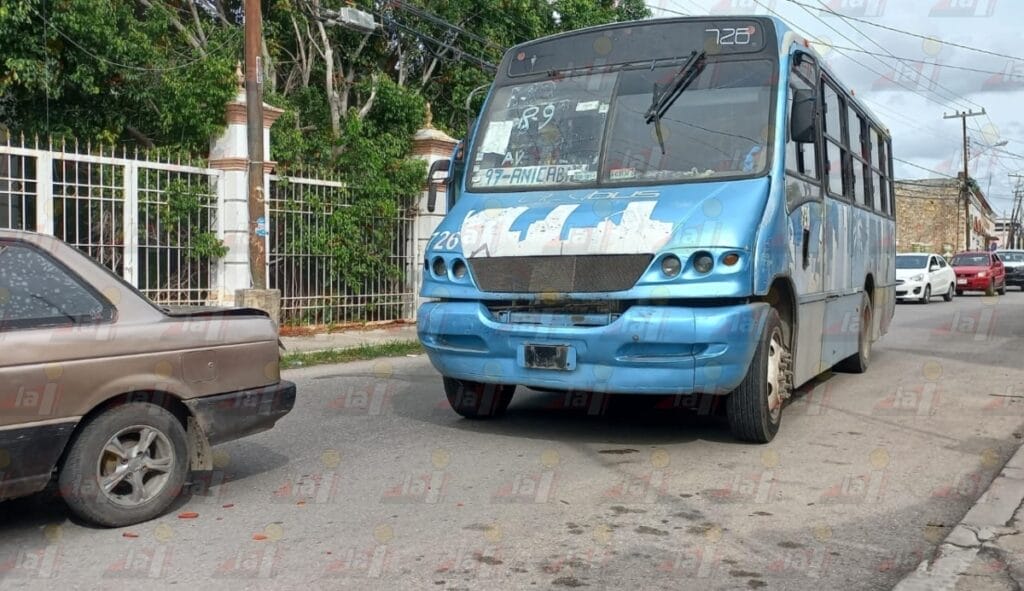 Camión urbano le da un 'llegue' a automóvil en el centro de Mérida