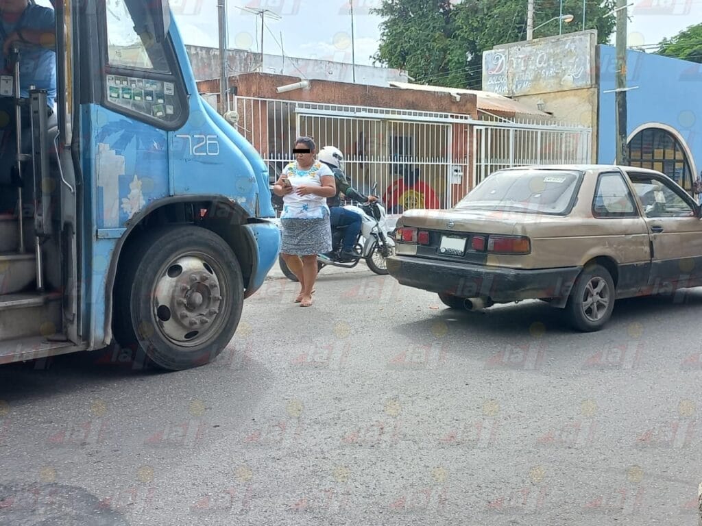 Camión urbano le da un 'llegue' a automóvil en el centro de Mérida