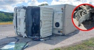 Casi pierden la vida tras la volcadura de camión en la Campeche-Mérida