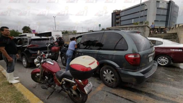 Choque costoso entre camionetas en la avenida Corregidora, en Carmen