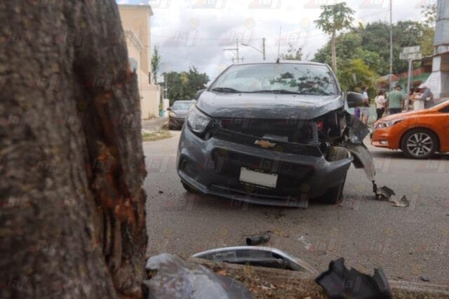 Conductora estrella su automóvil contra un árbol en Petcanché 1 Conductora estrella su automóvil contra un árbol en Petcanché