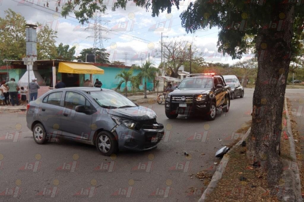 Conductora estrella su automóvil contra un árbol en Petcanché