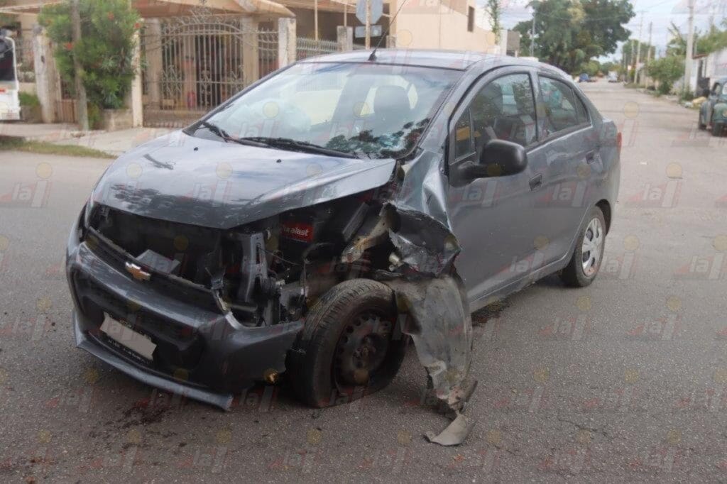 Conductora estrella su automóvil contra un árbol en Petcanché