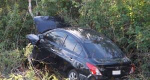 Conductora se sale del camino en la Mérida-Tetiz: termina en la maleza