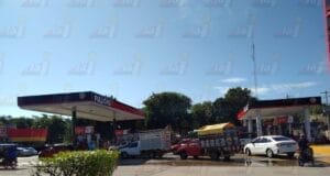 Conductores varados en gasolinera de Tzucacab por falta de luz