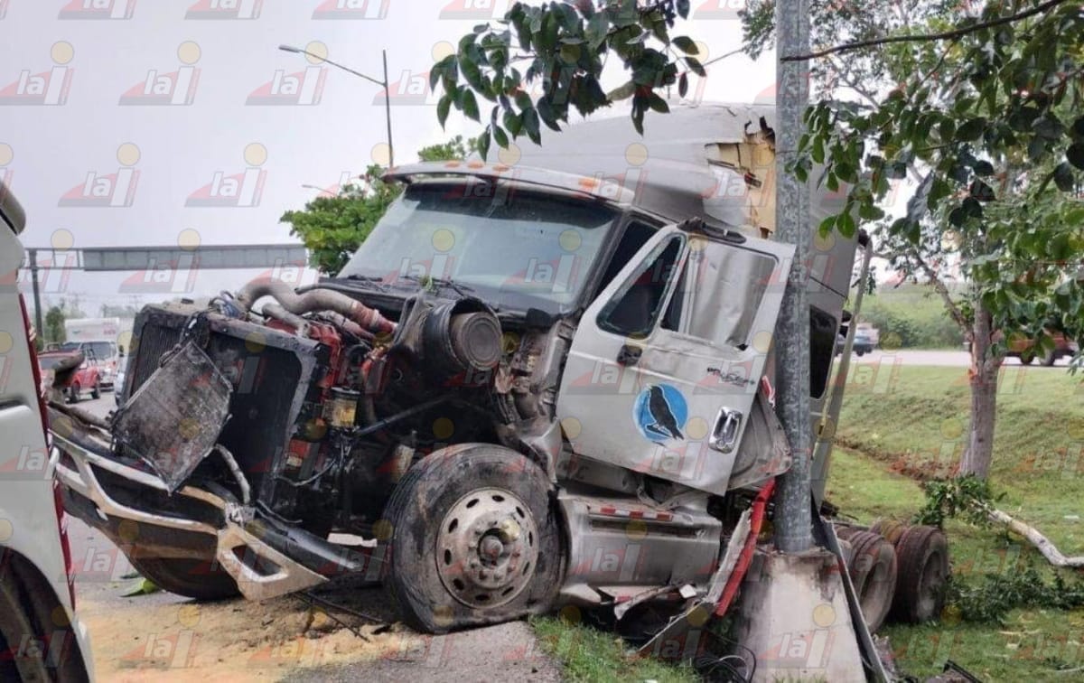 Impacta Su Tráiler Contra Un Poste En Periférico Y Se Da La Fuga