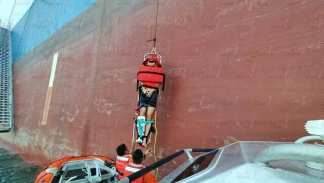 Marina hace rescate de un herido en alta mar, al norte de Progreso