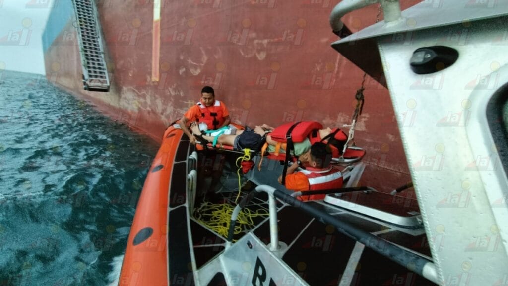 Marina hace rescate de un herido en alta mar, al norte de Progreso