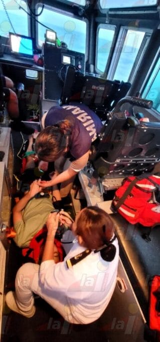 Marina hace rescate de un herido en alta mar, al norte de Progreso