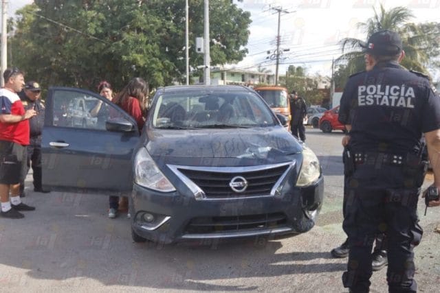 Mototaxi causa choque y termina en volcadura en la Fidel Velázquez