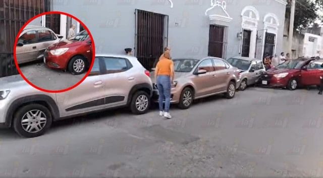Mujer pierde el control del volante causa carambola en el centro