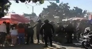Policías vs vendedores de pirotecnia en Oaxaca: les atacan con 'bombitas'