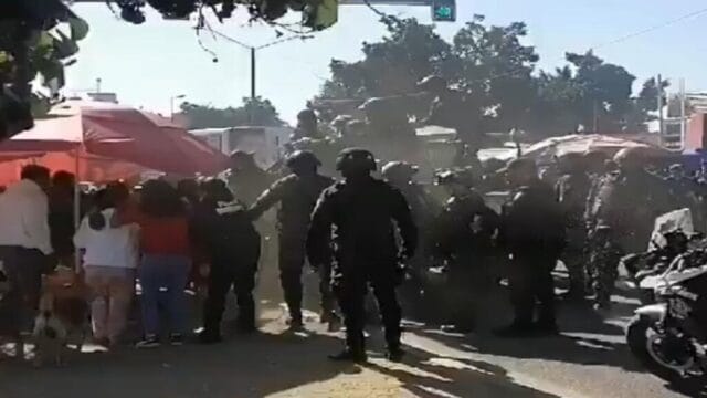 Policías vs vendedores de pirotecnia en Oaxaca: les atacan con 'bombitas'