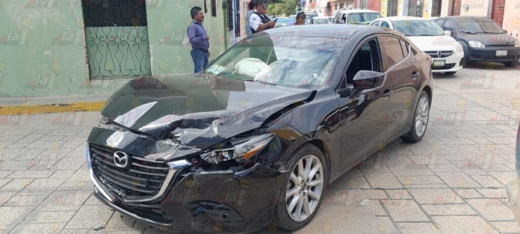 Por pasarse alto, camioneta causa choque en el barrio Santa Ana