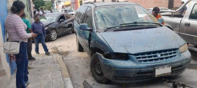 Por pasarse alto, camioneta causa choque en el barrio Santa Ana 2 Por pasarse alto, camioneta causa choque en el barrio Santa Ana