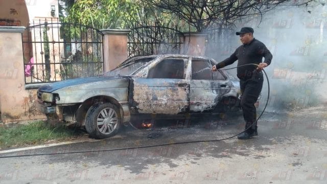 Presuntamente por pirotecnia, incendio consume auto en Tekax
