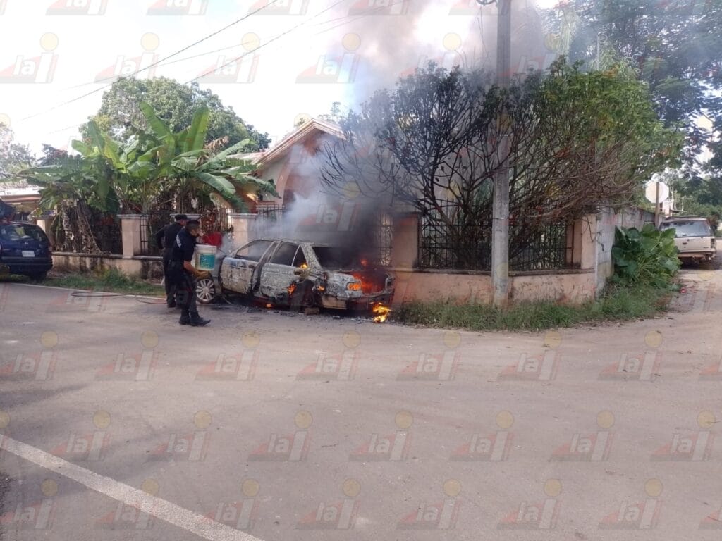 Presuntamente por pirotecnia, incendio consume auto en Tekax
