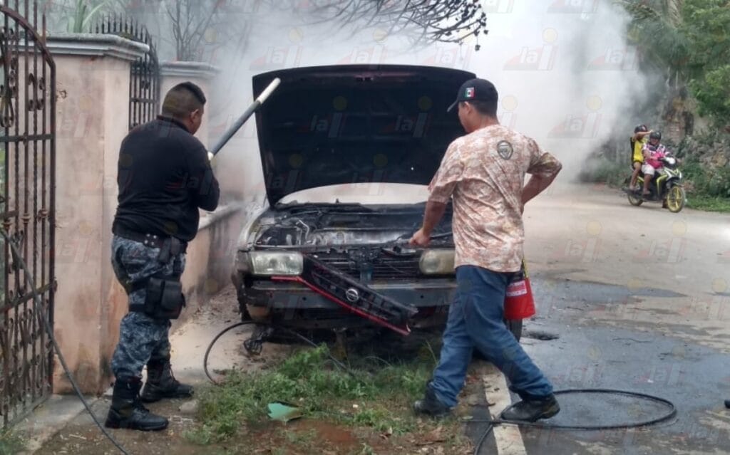 Presuntamente por pirotecnia, incendio consume auto en Tekax