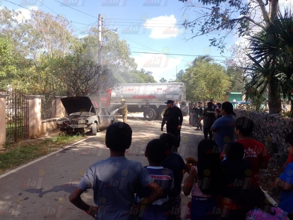 Presuntamente por pirotecnia, incendio consume auto en Tekax