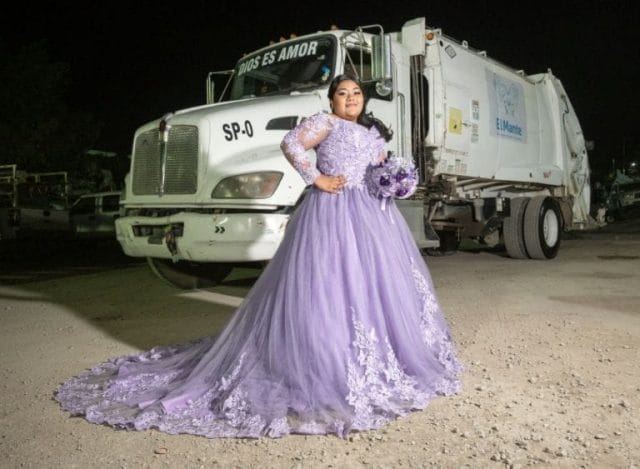 Quinceañera realiza sesión de fotos en camión de basura