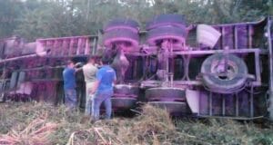 Tráiler con botes de pintura termina en volcadura en la Mérida-Tizimín