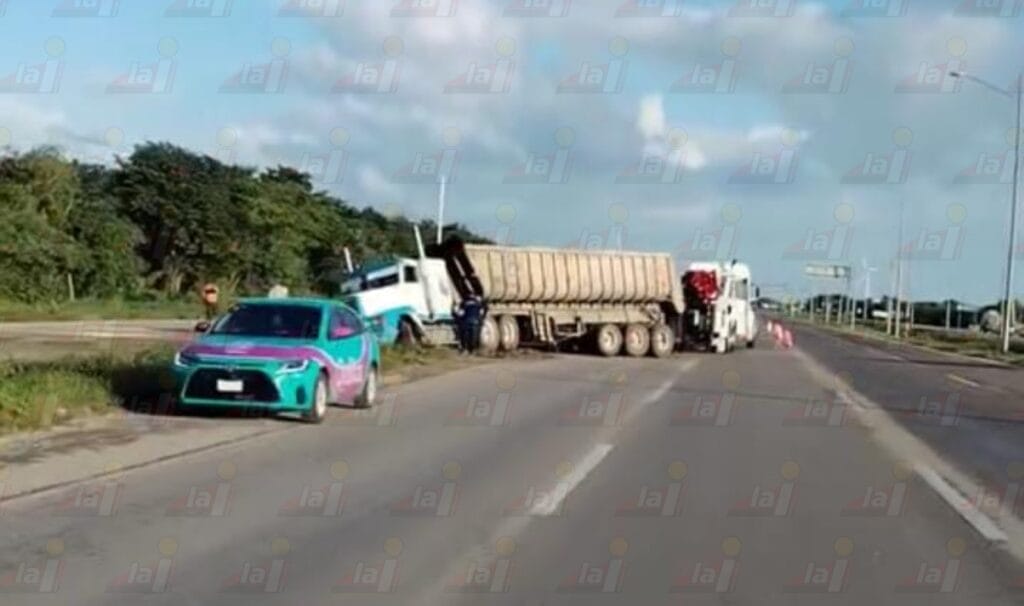 Tráiler se sale del camino en la carretera Mérida-Progreso