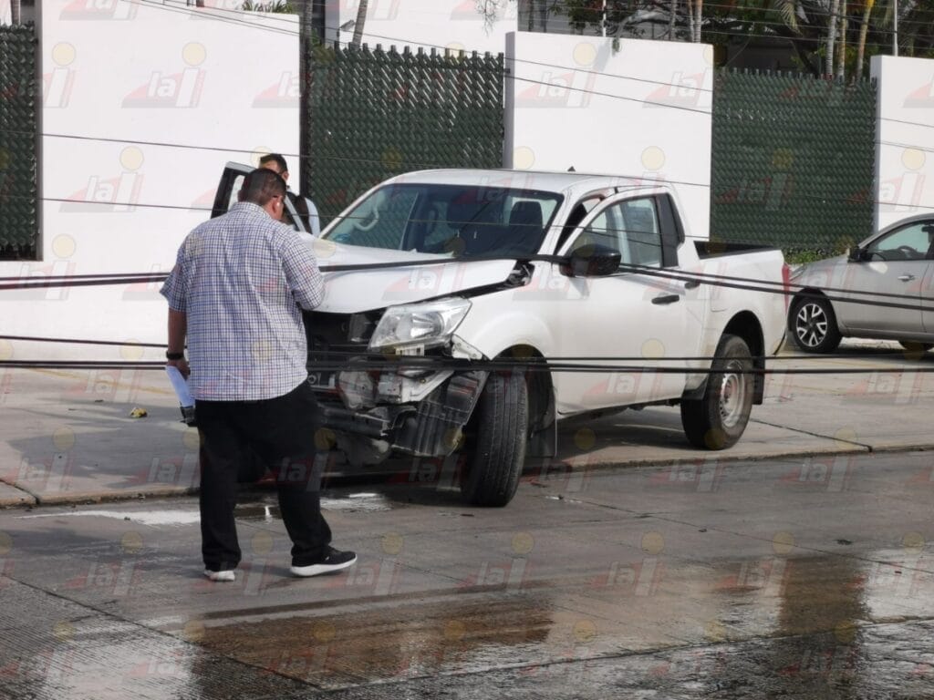 Tras derrapar, camioneta tumba poste telefónico en Carmen