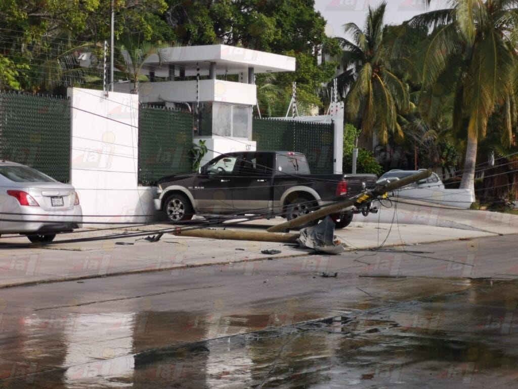 Tras derrapar, camioneta tumba poste telefónico en Carmen
