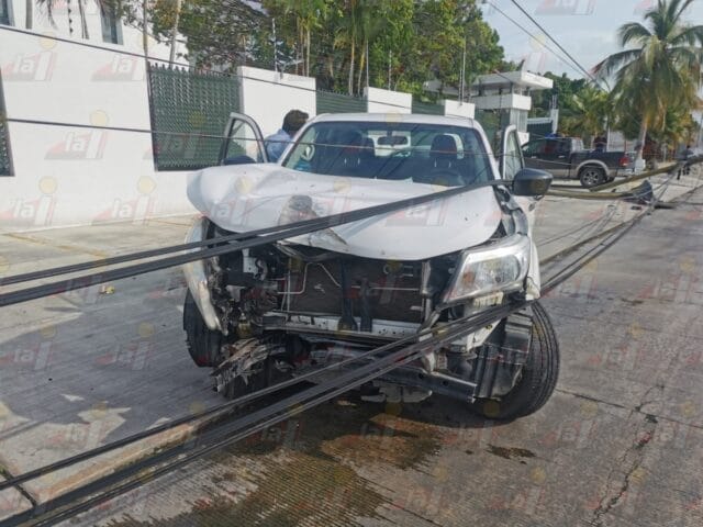 Tras derrapar, camioneta tumba poste telefónico en Carmen