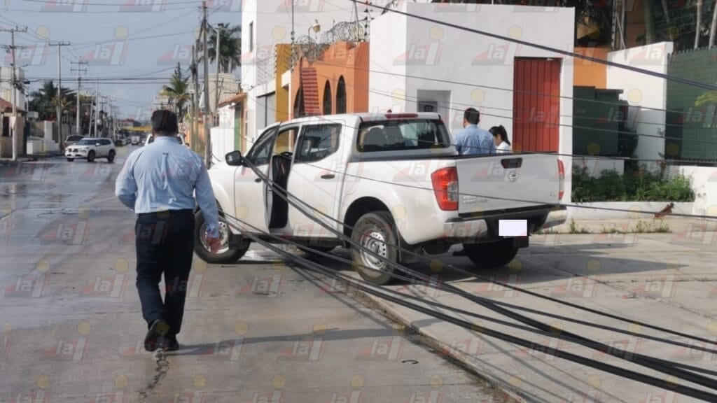 Tras derrapar, camioneta tumba poste telefónico en Carmen