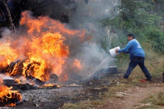 ¡Héroes! Vecinos de Kanasín sofocan incendio en un lote baldío 1 ¡Héroes! Vecinos de Kanasín sofocan incendio en un lote baldío