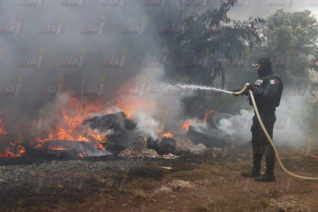 ¡Héroes! Vecinos de Kanasín sofocan incendio en un lote baldío