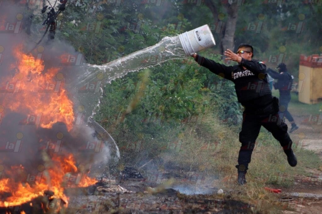 ¡Héroes! Vecinos de Kanasín sofocan incendio en un lote baldío