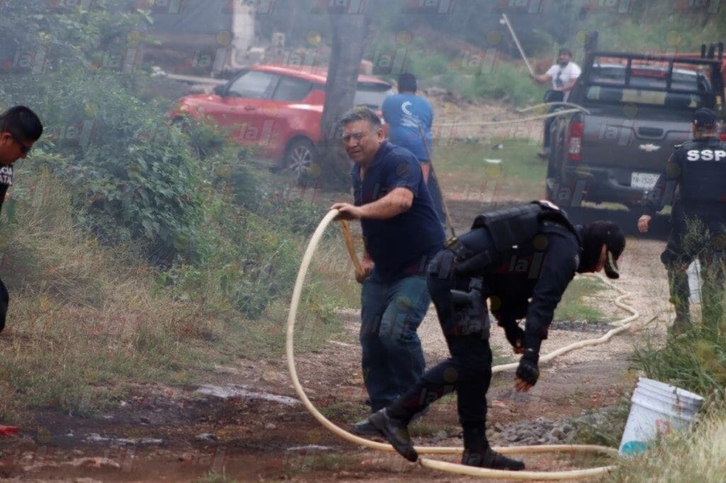 ¡Héroes! Vecinos de Kanasín sofocan incendio en un lote baldío