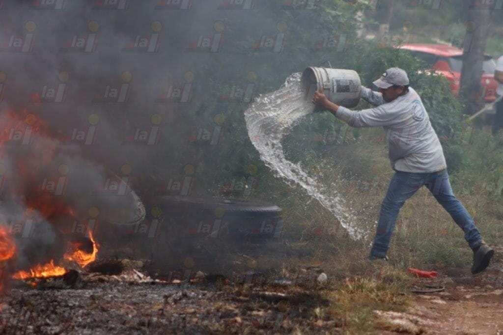 ¡Héroes! Vecinos de Kanasín sofocan incendio en un lote baldío
