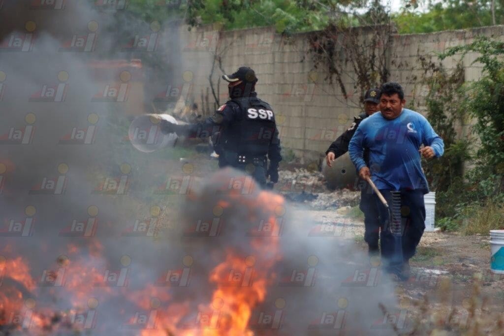 ¡Héroes! Vecinos de Kanasín sofocan incendio en un lote baldío