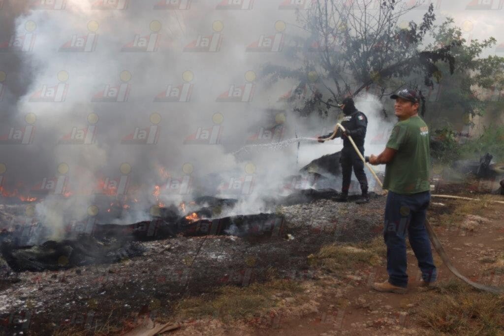 ¡Héroes! Vecinos de Kanasín sofocan incendio en un lote baldío