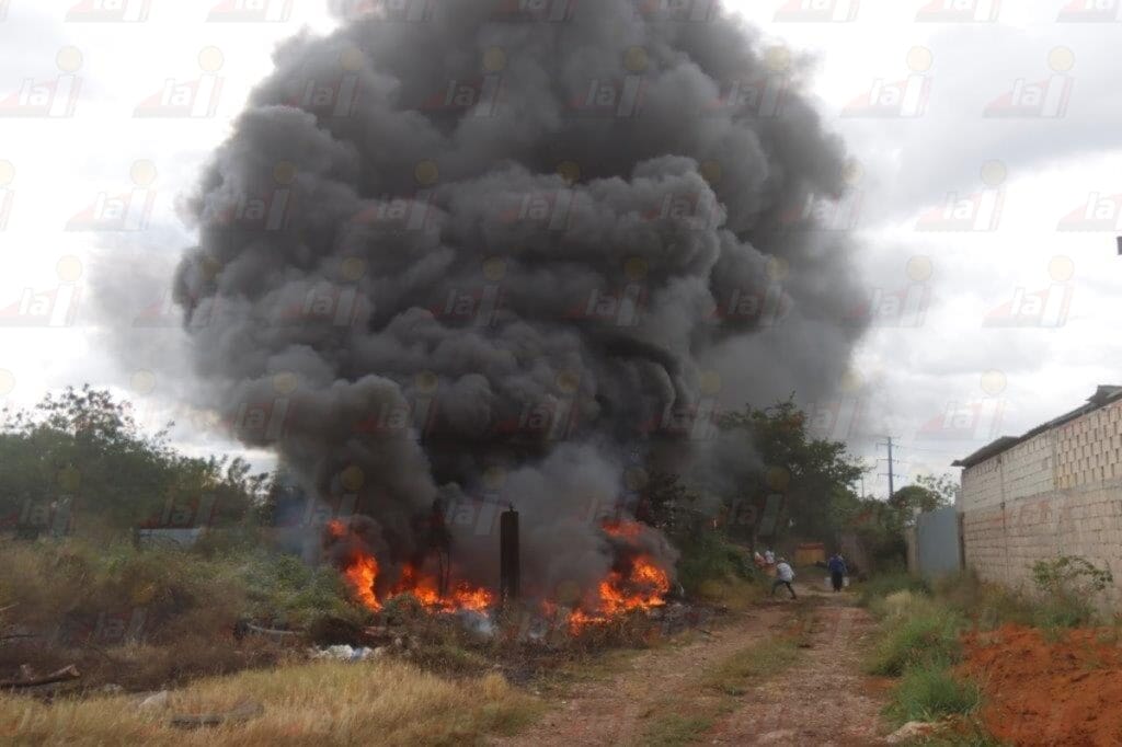 ¡Héroes! Vecinos de Kanasín sofocan incendio en un lote baldío