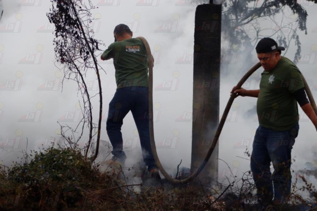 ¡Héroes! Vecinos de Kanasín sofocan incendio en un lote baldío