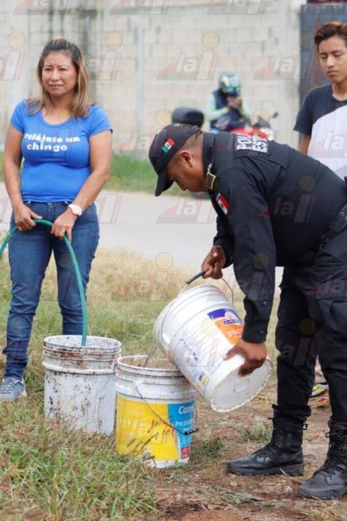 ¡Héroes! Vecinos de Kanasín sofocan incendio en un lote baldío