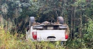 Aparatosa volcadura de una camioneta en la Hopelchén-Campeche